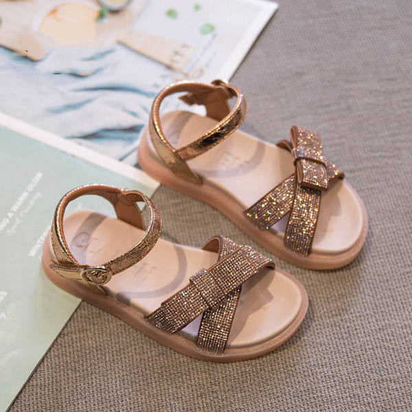 Jauns sandales modelis ar brokātu un lenti