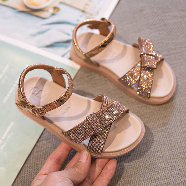 Jauns sandales modelis ar brokātu un lenti