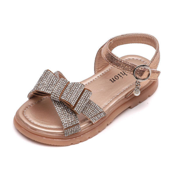 Jauns sandales modelis ar brokātu un lenti