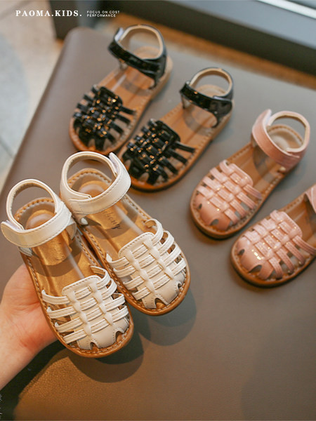 Bērnu sandales ar velcro aizdari no eko ādas un plakanu zoli