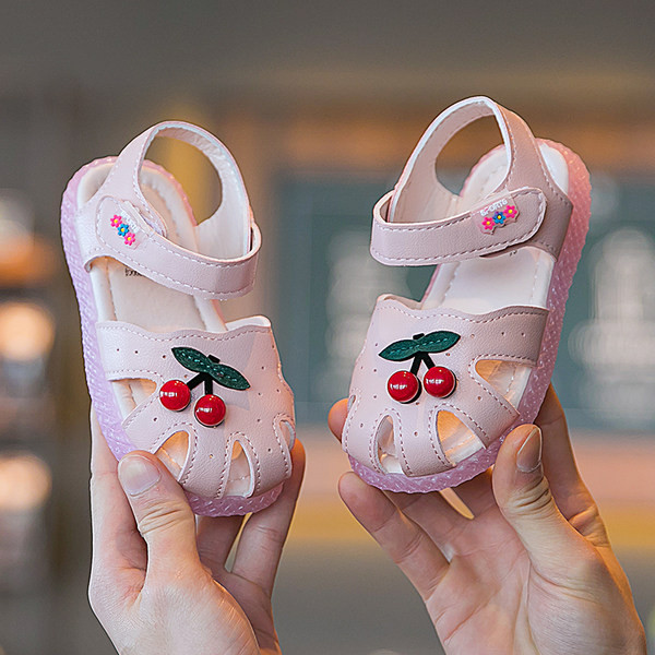 Jauns bērnu sandaļu modelis meitenēm no eko ādas ar 3D aplikāciju