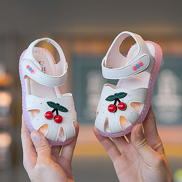 Jauns bērnu sandaļu modelis meitenēm no eko ādas ar 3D aplikāciju