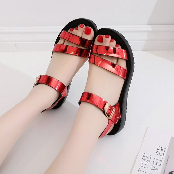 Modernas lakādas sandales ar sprādzi