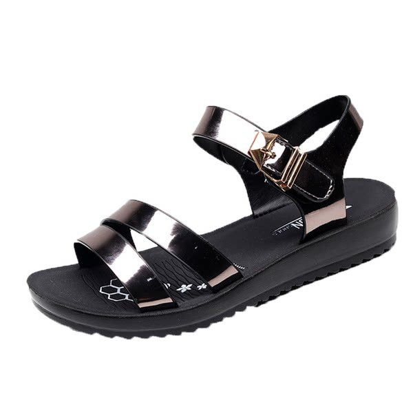 Modernas lakādas sandales ar sprādzi