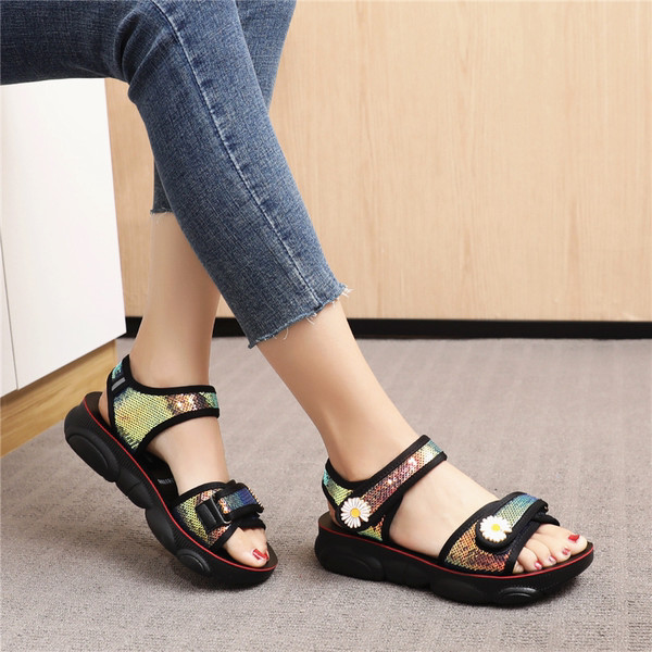 Ikdienas sandales ar spīdīgu efektu un ziedu