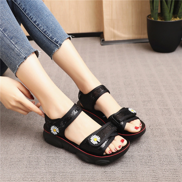 Ikdienas sandales ar spīdīgu efektu un ziedu