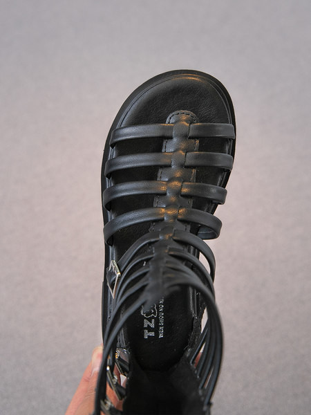 Jauns bērnu mākslīgās ādas sandaļu modelis ar rāvējslēdzēju meitenēm