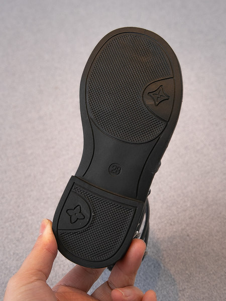 Jauns bērnu mākslīgās ādas sandaļu modelis ar rāvējslēdzēju meitenēm