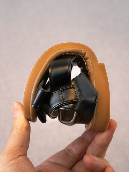 Jauns bērnu mākslīgās ādas sandaļu modelis ar velcro aizdari