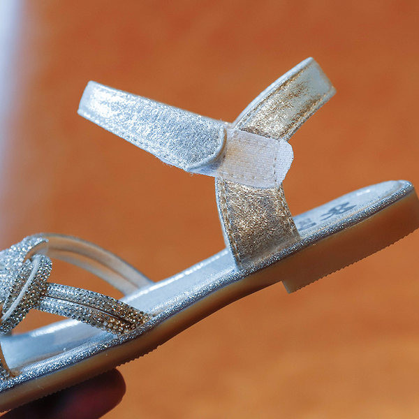 Нов модел летни сандали с тънки преплетени каишки и декорация камъни