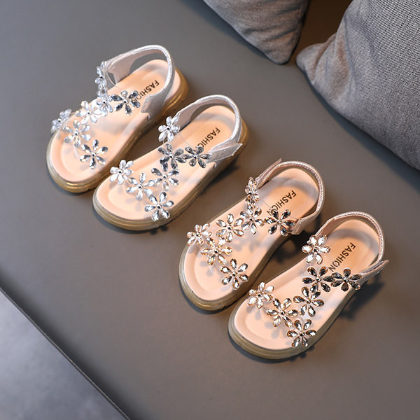Модерни детски сандали с 3D цветя