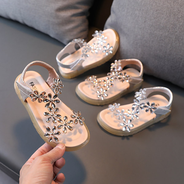Модерни детски сандали с 3D цветя