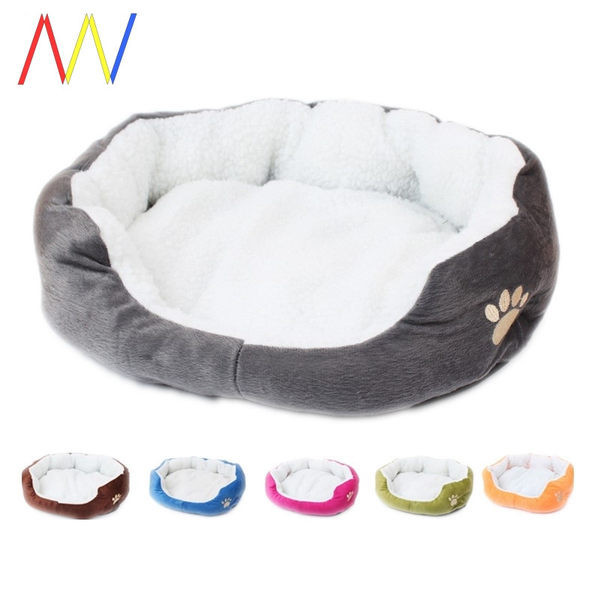 Minkšta kelių spalvų lova, tinkanti šunims ar katėms