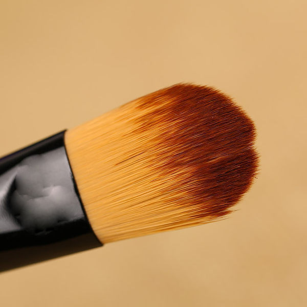Преносима четка за нанасяне на фон дьо тен