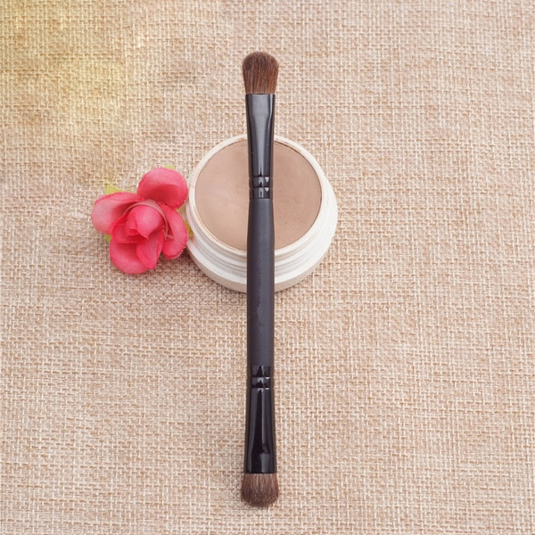 Βούρτσα για εφαρμογή μακιγιάζ σε μαύρο χρώμα