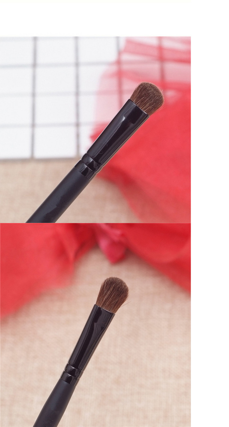 Βούρτσα για εφαρμογή μακιγιάζ σε μαύρο χρώμα