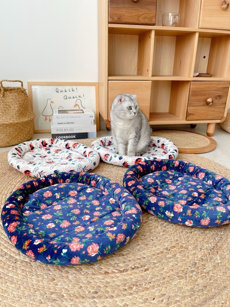 Мека възглавница за домашни любимци в син и бял цвят 