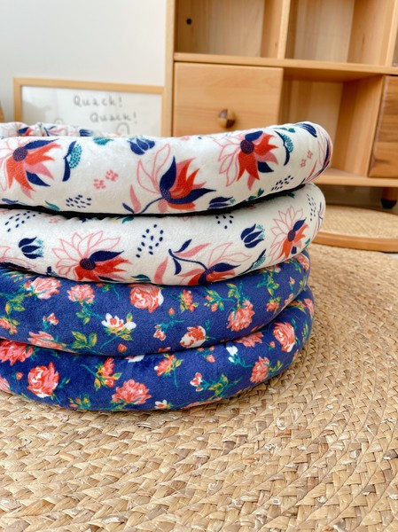 Мека възглавница за домашни любимци в син и бял цвят 