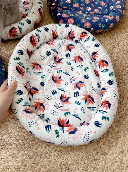 Мека възглавница за домашни любимци в син и бял цвят 