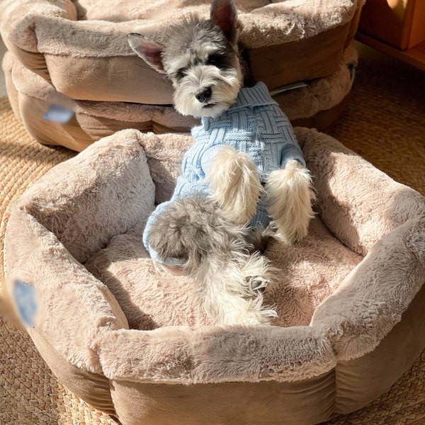 Kuusnurkne plüüsist voodi, mis sobib koertele