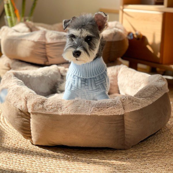 Kuusnurkne plüüsist voodi, mis sobib koertele