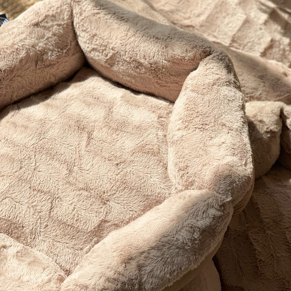 Kuusnurkne plüüsist voodi, mis sobib koertele