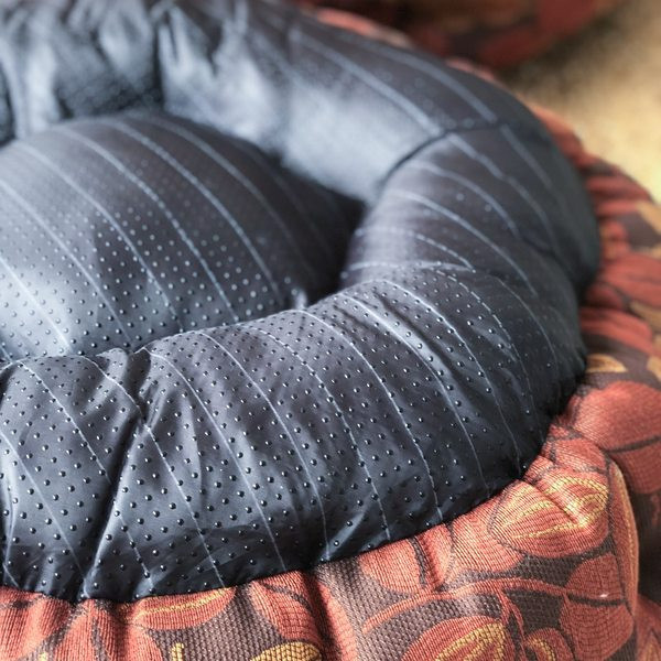 Koertele sobiv plüüsist voodi