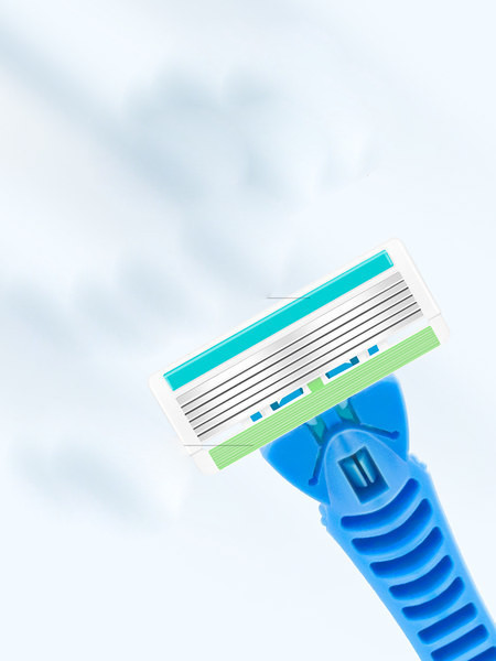 Mėlynos ir rožinės spalvos moteriškas skustuvas