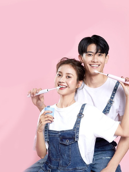 Elektriskā zobu birste ar mīkstiem sariem - trīs krāsas