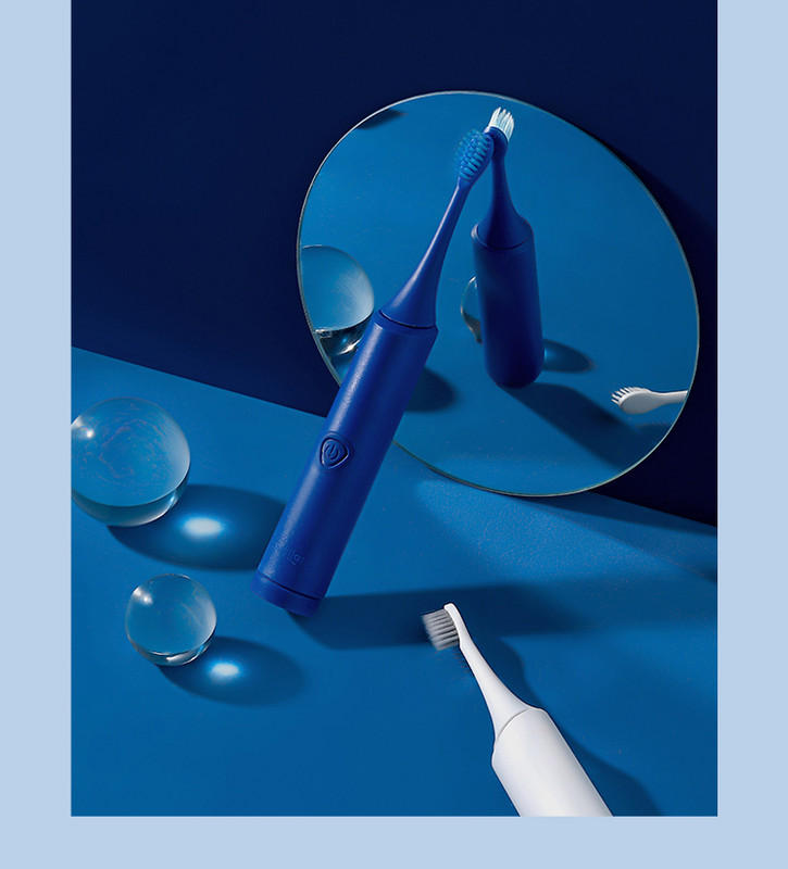 Vandeniui atsparus elektrinis dantų šepetėlis minkštais šereliais