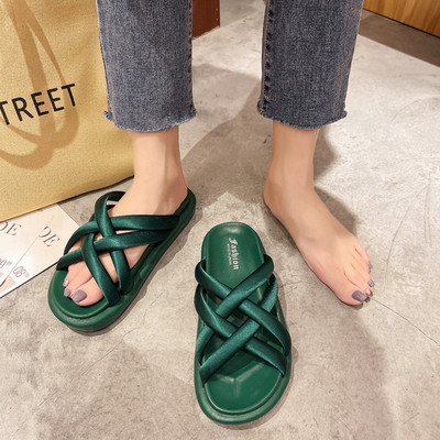 Ikdienas čības ar krusteniskām siksnām un plakanu zoli