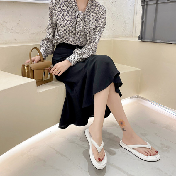 Sieviešu čības ar plakanu zoli - baltā un melnā krāsā