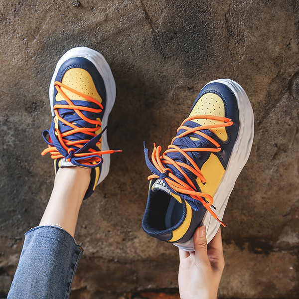 Sieviešu kedas ar krāsainām saitēm un plakanu zoli četrās krāsās