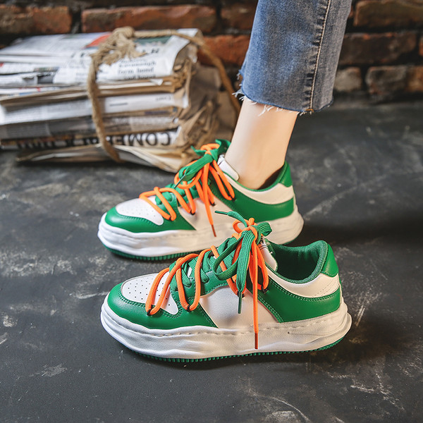 Sieviešu kedas ar krāsainām saitēm un plakanu zoli četrās krāsās