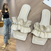 Sieviešu ādas čības ar cirtām un pērļu rotājumu