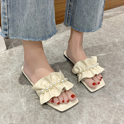 Sieviešu ādas čības ar cirtām un pērļu rotājumu