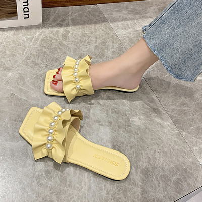 Sieviešu ādas čības ar cirtām un pērļu rotājumu