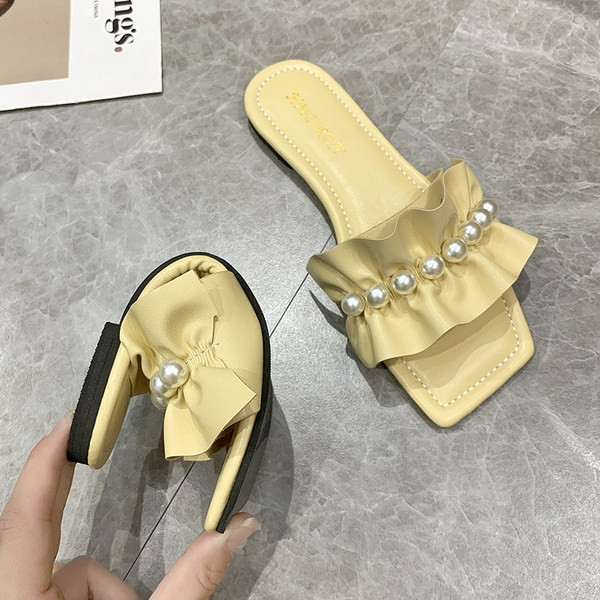 Sieviešu ādas čības ar cirtām un pērļu rotājumu