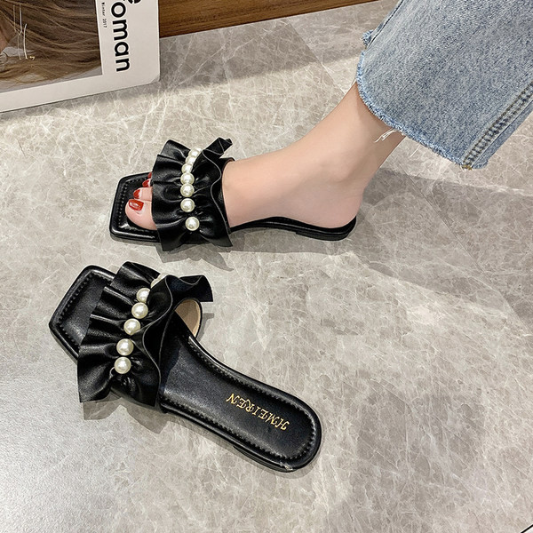 Sieviešu ādas čības ar cirtām un pērļu rotājumu