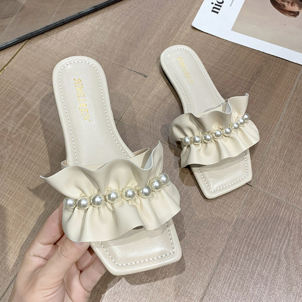 Sieviešu ādas čības ar cirtām un pērļu rotājumu