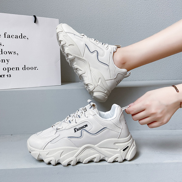 Sieviešu kedas ar raupju zoli un uzrakstu trīs krāsās