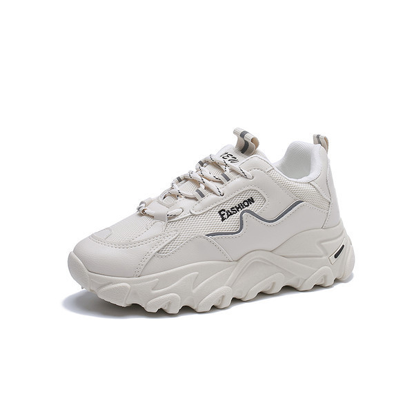 Sieviešu kedas ar raupju zoli un uzrakstu trīs krāsās