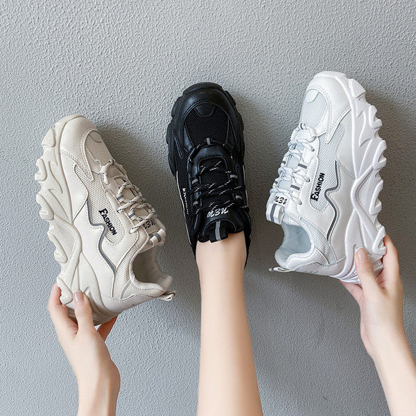 Sieviešu kedas ar raupju zoli un uzrakstu trīs krāsās