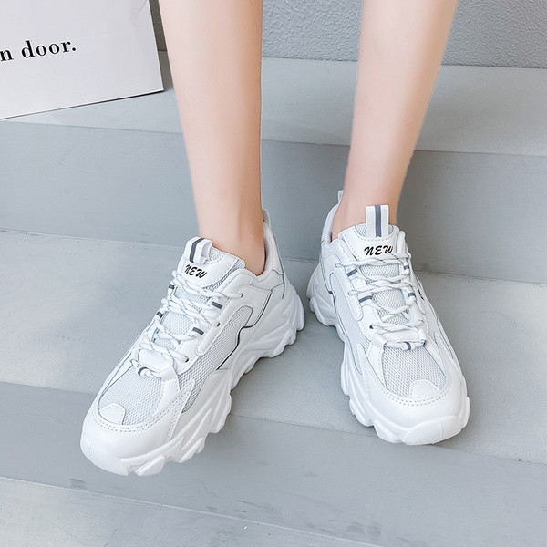 Sieviešu kedas ar raupju zoli un uzrakstu trīs krāsās