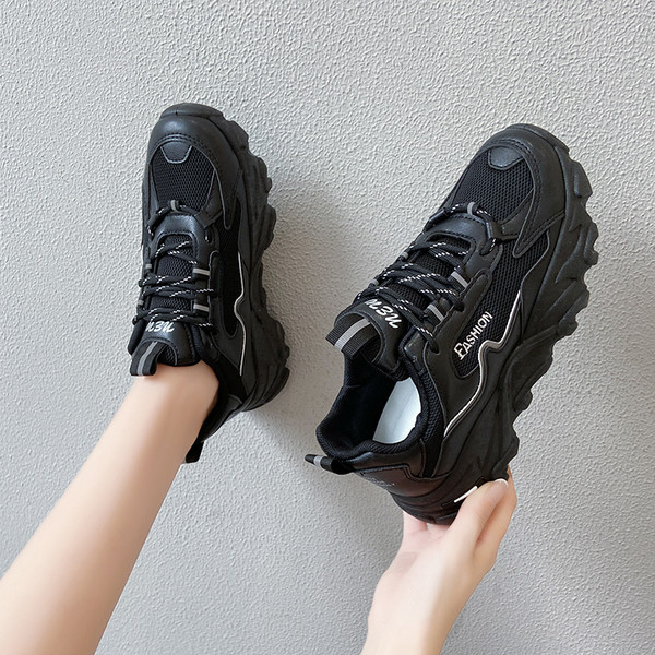 Sieviešu kedas ar raupju zoli un uzrakstu trīs krāsās