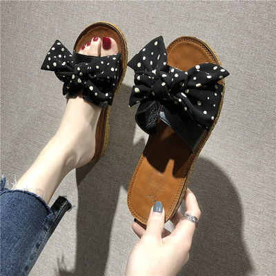 Jauns sieviešu čību modelis ar punktētu lentīti