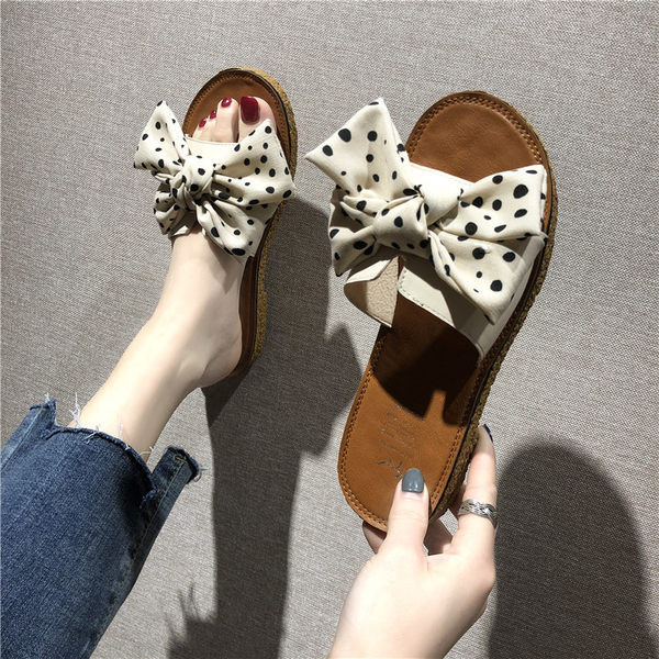 Jauns sieviešu čību modelis ar punktētu lentīti