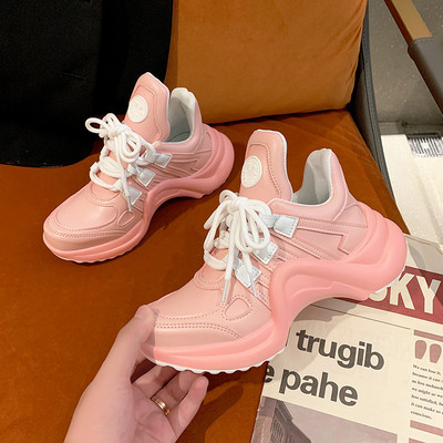 Sieviešu kedas ar augstu raupju zoli un mežģīnēm