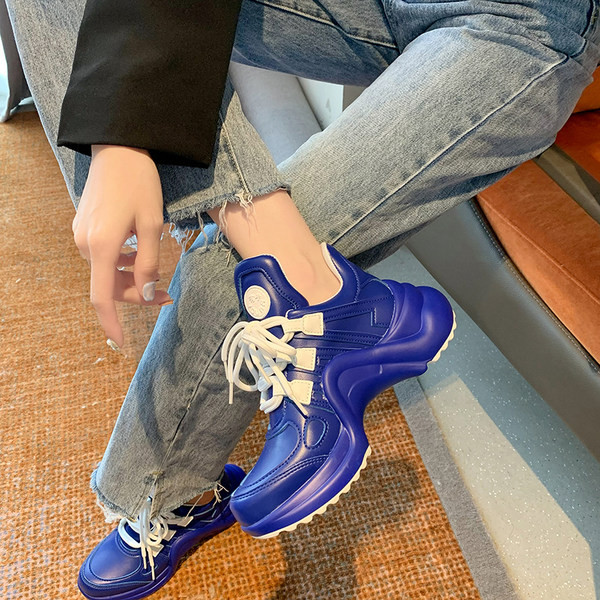 Sieviešu kedas ar augstu raupju zoli un mežģīnēm