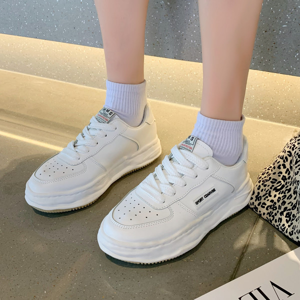 Sieviešu ikdienas kedas ar plakanām zolēm un mežģīnēm, kas piemērotas vasarai